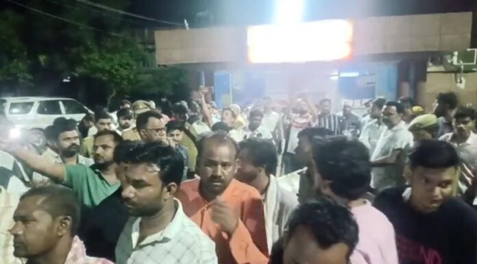 जिला अस्पताल में भीड़ का दृश्य जिला अस्पताल में भीड़ का दृश्य