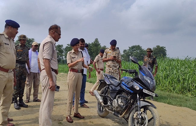 बिहार के मुजफ्फरपुर में हत्या के बाद घटनास्थल पर पुलिस प्रशासन की टीम जांच करते हुए बिहार में हत्या की जांच चल रही है