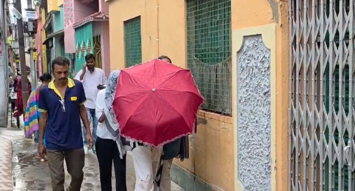 पकड़े गए आरोपी को लेकर जाती पुलिस में तनाव पकड़े गए आरोपी की तस्वीर