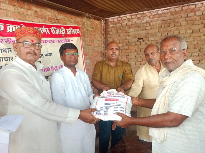 भाजपा जिलाध्यक्ष किसानों को कृषि किट देते हुए भाजपा जिलाध्यक्ष किसानों को कृषि किट देते हुए