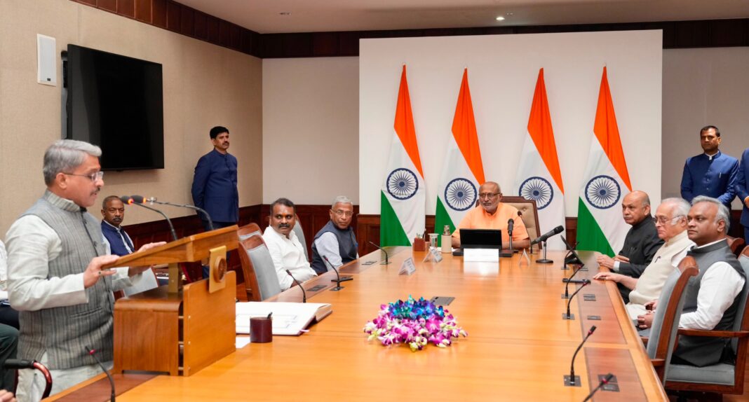 रजनीश कुमार अग्रवाल बुधवार को राज्यसभा सदस्य की शपथ लेते हुए रजनीश कुमार अग्रवाल शपथ लेते हुए