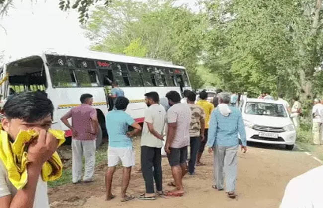 हादसे के बाद मौके पर खड़े लोग हादसे के बाद मौके पर खड़े लोग