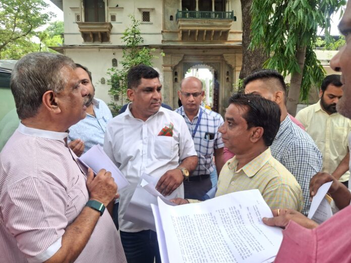 चिकित्सा मंत्री से चर्चा करते हुए एक फोटो चिकित्सा मंत्री से चर्चा करते हुए एक फोटो
