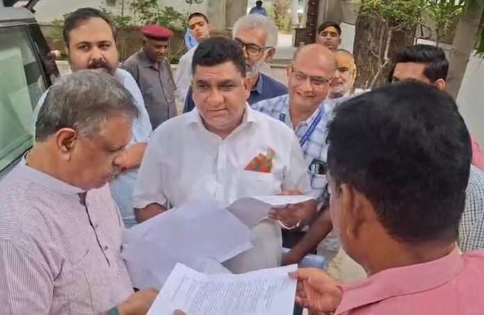 चिकित्सा मंत्री को ज्ञापन सौपते हुए चिकित्सा मंत्री को ज्ञापन सौपते हुए