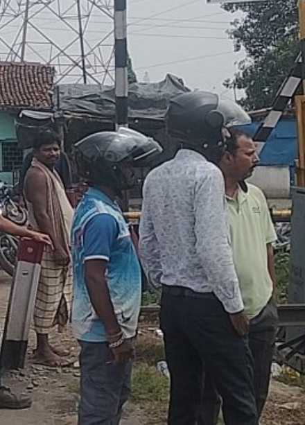 भीड़ घटनास्थल पर जमा हो गई है भीड़ घटनास्थल पर जमा हो गई है
