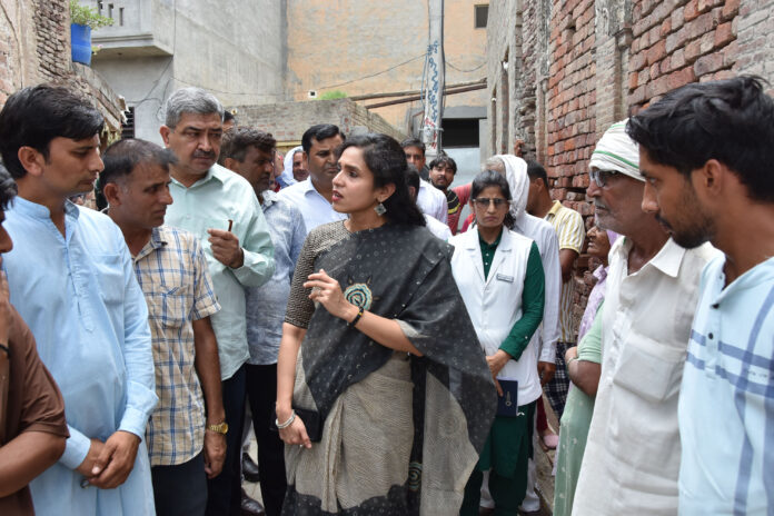 डीसी अपराजिता ग्रामीणों से बातचीत करती डीसी अपराजिता ग्रामीणों से बातचीत करती