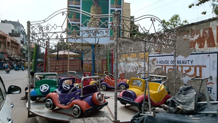 मेला क्षेत्र में खिलौना दुकानें खुल गई हैं मेला क्षेत्र में खिलौना दुकानें खुल गई हैं