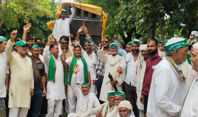 प्रदर्शन करते हुए किसान यूनियन के सदस्यों की भीड़ में उत्साह किसान यूनियन के सदस्य प्रदर्शन करते हुए
