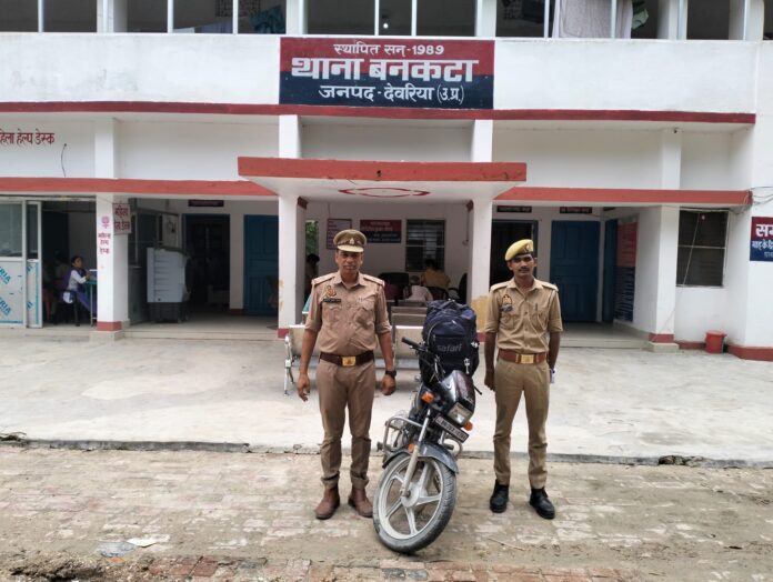पुलिस ने मोटरसाइकिल और शराब बरामद की पुलिस ने मोटरसाइकिल और शराब बरामद की