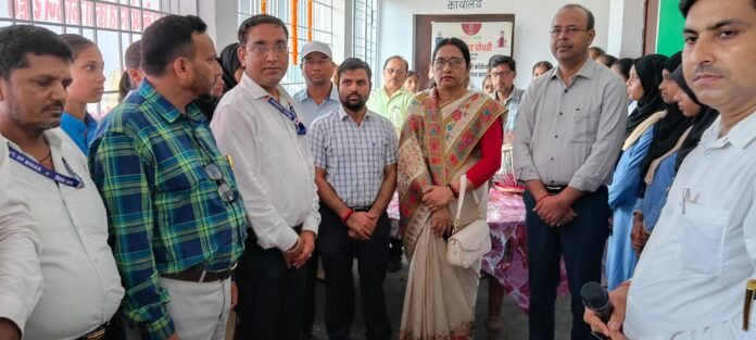 स्थानीय कार्यक्रम में अधिकारी स्थानीय कार्यक्रम में अधिकारी