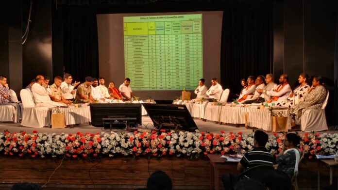 प्रशासनिक बैठक की तस्वीरें और चर्चाएं