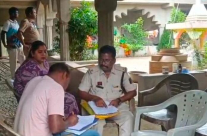 विवेचना करती हुई पुलिस जांच