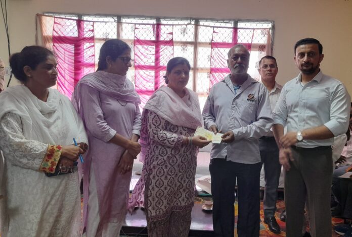 विधायक लाभार्थियों को चेक देते हुए विधायक लाभार्थियों को चेक देते हुए