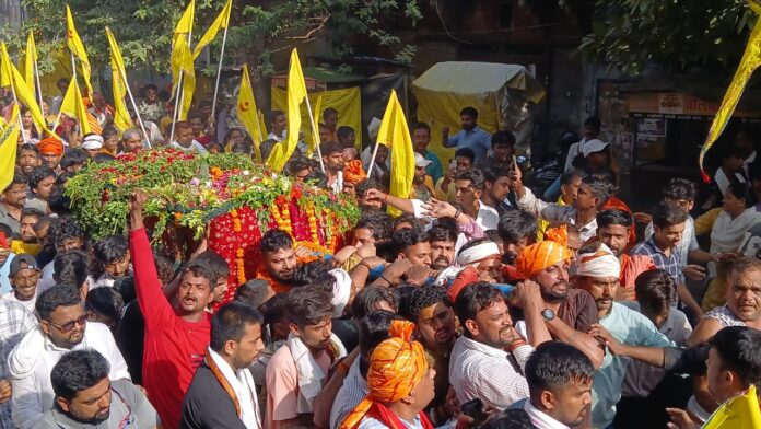 भगवान जगन्नाथ की डोली यात्रा में श्रद्धालु