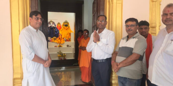 भगवान जगन्नाथ का आशीर्वाद लेते सदर एसडीओ