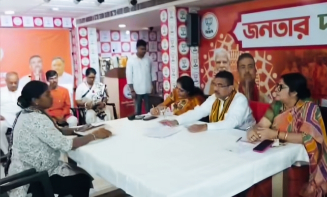 शुभेंदु अधिकारी जनता दरबार में समस्याएं सुनते हैं शुभेंदु अधिकारी जनता दरबार में समस्याएं सुनते हैं