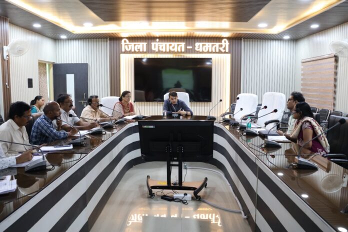 सीईओ जयंत नाहटा बैठक में