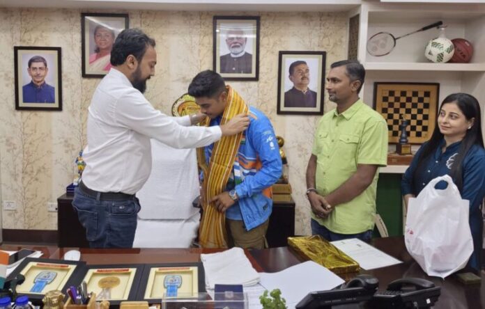 भारतीय खेल मंत्री डॉ इंद्रनील खान सम्मानित करते हैं भारतीय खेल मंत्री डॉ इंद्रनील खान सम्मानित करते हैं