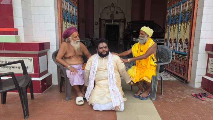 नयाघाट आश्रम के प्रतिनिधि महंत सुनीलदास नयाघाट आश्रम के प्रतिनिधि महंत सुनीलदास