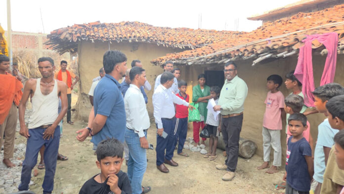 बच्चों के साथ प्रशासनिक अधिकारी बच्चों के साथ प्रशासनिक अधिकारी