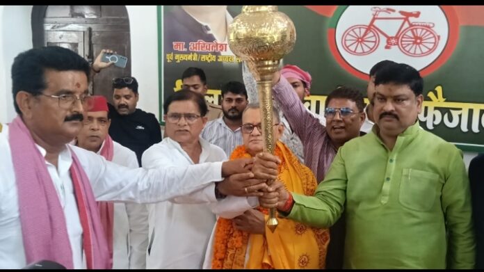 सनातन पांडेय की राजनीतिक तस्वीर