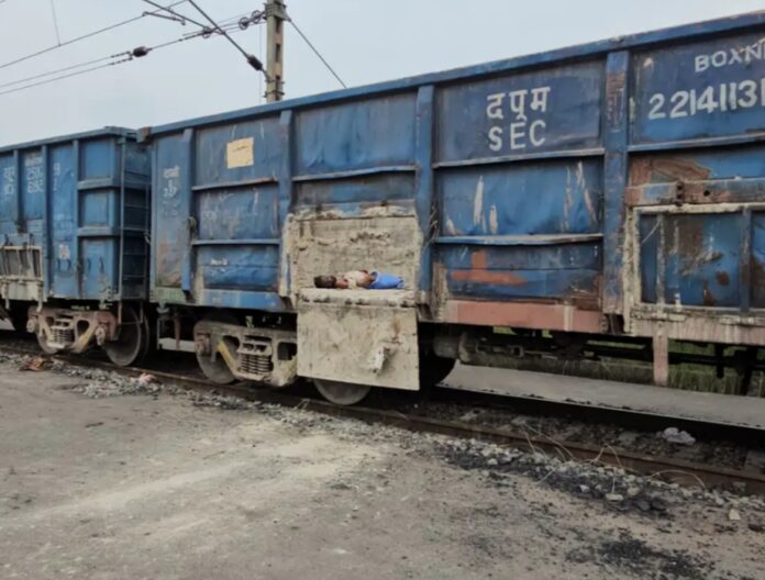 ट्रेन वैगन में शव मिला ट्रेन वैगन में शव मिला