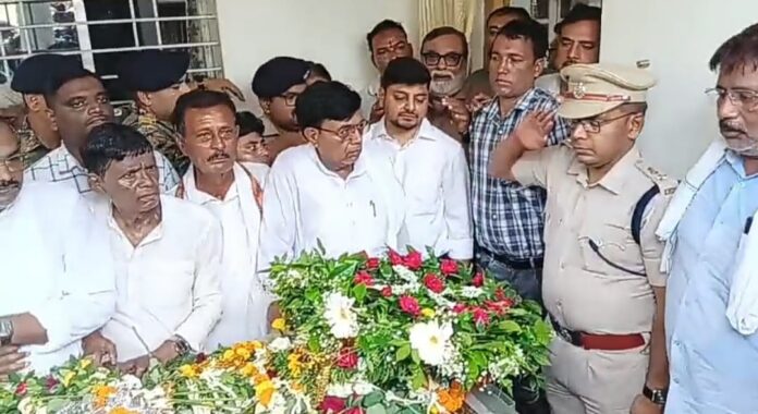 मन्नान मल्लिक के शव पर फूल माला चढ़ाना