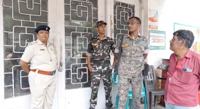 पुलिस जवान निगरानी में पोस्ट ऑफिस द्वार