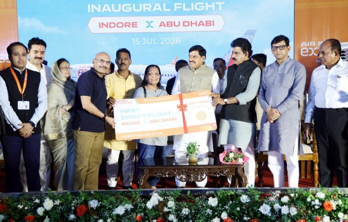 इंदौर एयरपोर्ट की पहली अंतरराष्ट्रीय उड़ान का फोटो इंदौर एयरपोर्ट की पहली अंतरराष्ट्रीय उड़ान का फोटो