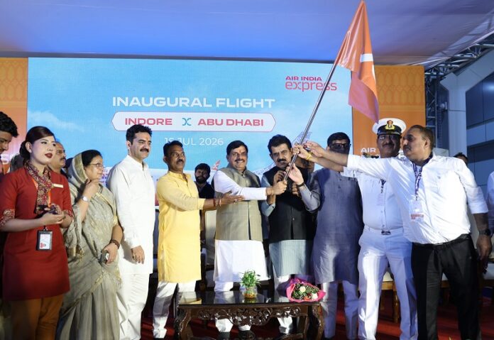 इंदौर एयरपोर्ट की पहली उड़ान की तस्वीर