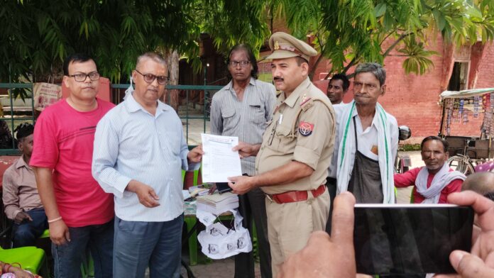 ज्ञापन सौंपते हुए विधायक