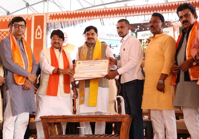 इंदौर बलराम कृषि महोत्सव में हितलाभ वितरित करते हुए मुख्यमंत्री