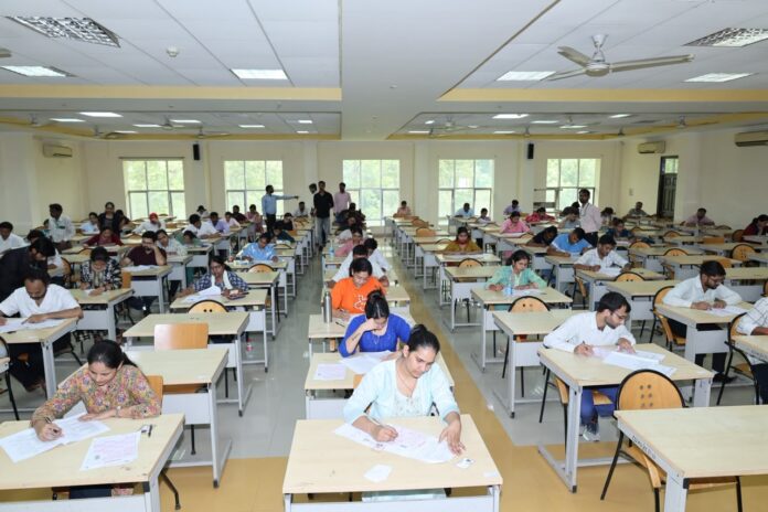 परीक्षा देते परीक्षार्थियों का छायाचित्र और उनकी मुस्कान