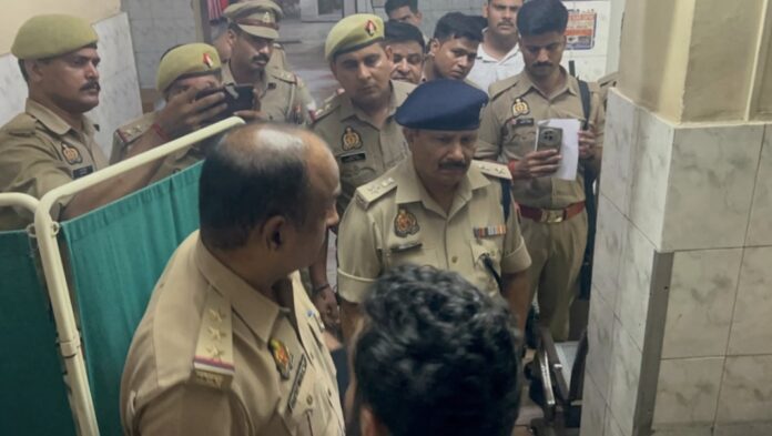 पुलिस अधिकारी हॉस्पिटल में जाँच करते हुए पुलिस अधिकारी हॉस्पिटल में जाँच करते हुए