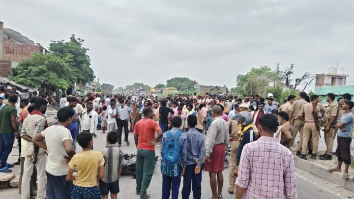 घटनास्थल पर ग्रामीणों की भीड़