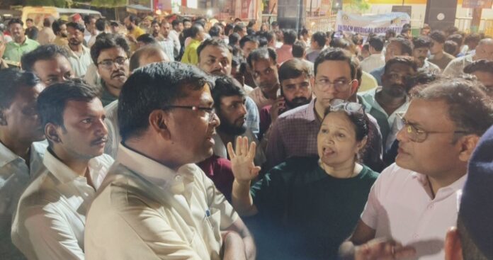 आईएमए के पदाधिकारी प्रशासनिक अधिकारियों से नोकझोंक करते आईएमए के पदाधिकारी प्रशासनिक अधिकारियों से नोकझोंक करते