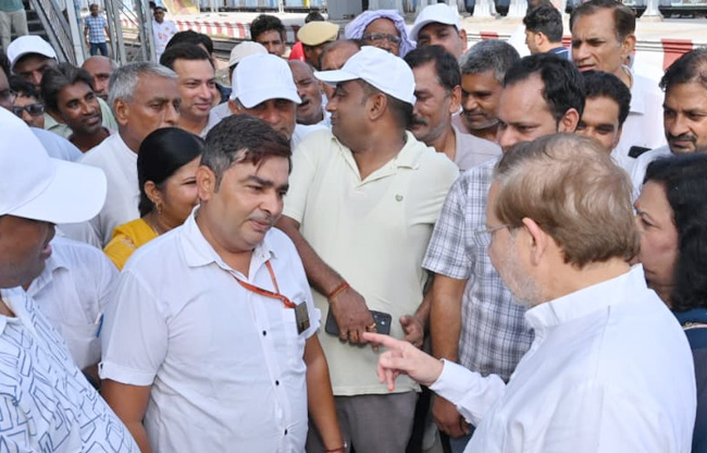 सोनीपत पर्यटन मंत्री रेलवे स्टेशन निरीक्षण करते हुए सोनीपत पर्यटन मंत्री रेलवे स्टेशन निरीक्षण करते हुए