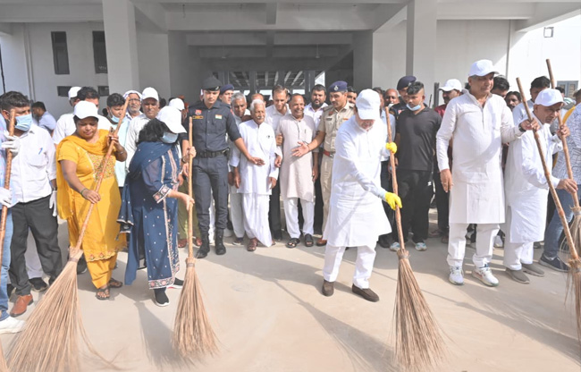 पर्यटन मंत्री स्वच्छता अभियान चलाते हुए पर्यटन मंत्री स्वच्छता अभियान चलाते हुए