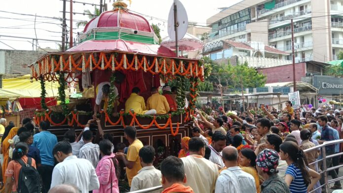 रथयात्रा मेले में दर्शन पूजन रथयात्रा मेले में दर्शन पूजन