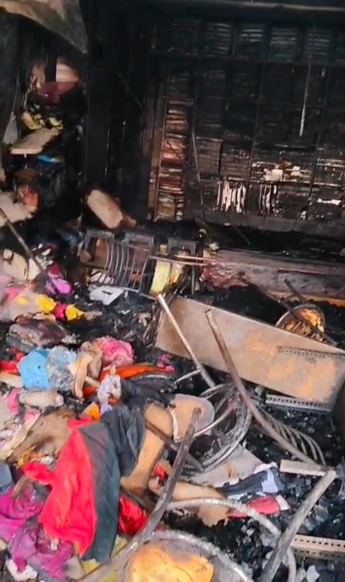 दुकान में आग लगने से कपड़े और सामान बिखर गए दुकान में आग लगने से कपड़े और सामान बिखर गए