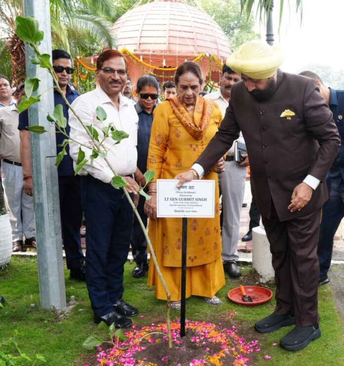 राज्यपाल पौधरोपण करते हुए