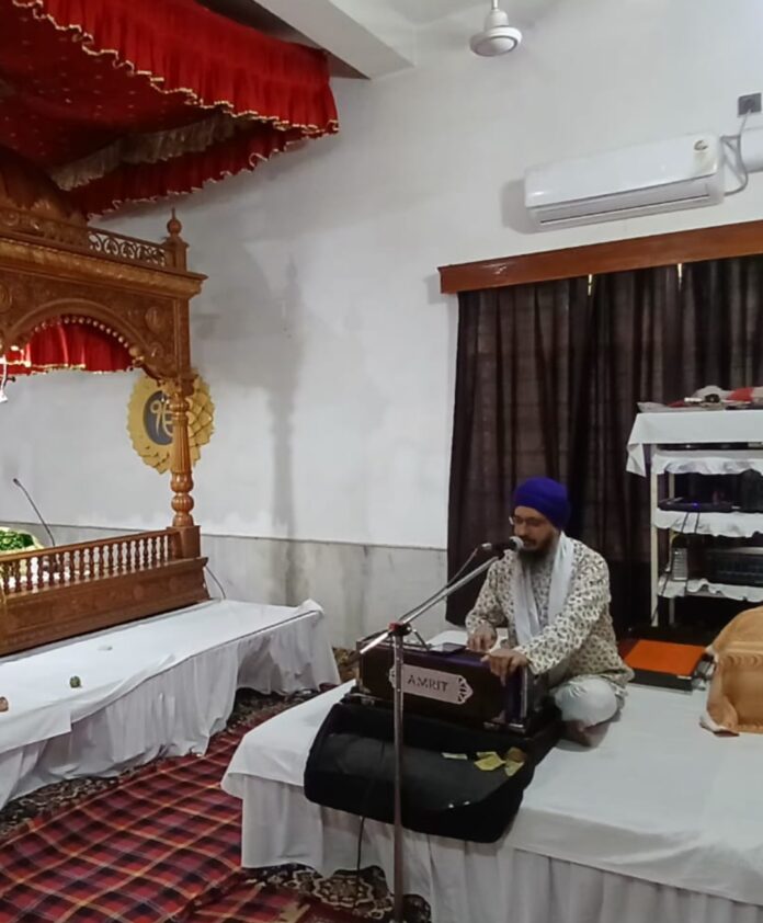 गुरबाणी सावन माह की पंक्तियां सुनाते हुए