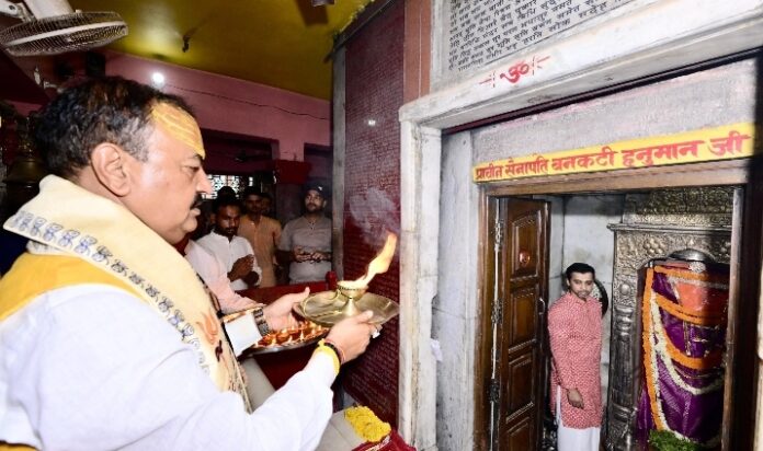 केशव प्रसाद मौर्य आरती करते हुए केशव प्रसाद मौर्य आरती करते हुए