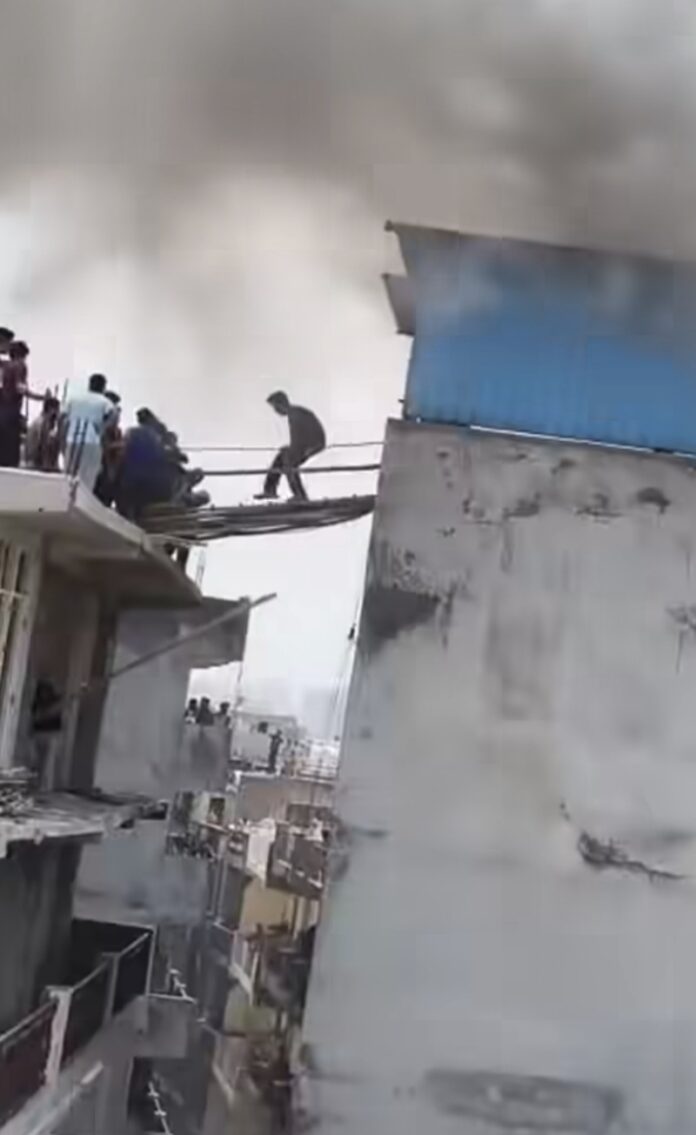 आगजनी की घटना की फोटो आगजनी की घटना की फोटो
