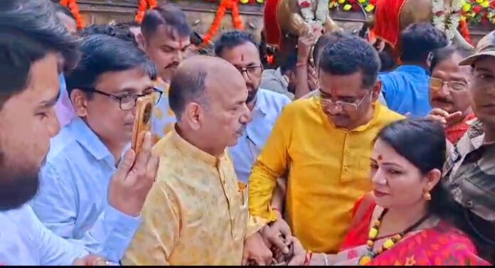 रानीगंज राजबाड़ी रथ यात्रा में विधायक डॉ रजत पोद्दार रानीगंज राजबाड़ी रथ यात्रा में विधायक डॉ रजत पोद्दार