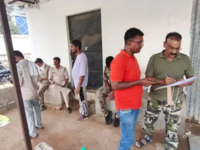 पुलिस मर्ग जांच में जुटी पुलिस मर्ग जांच में जुटी