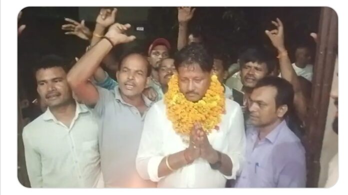 पैक्स अध्यक्ष का जश्न के दौरान समर्थक