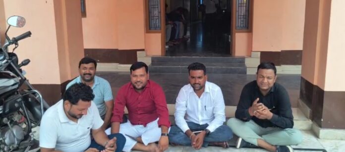 हिसार में ईओ के खिलाफ धरना हिसार में ईओ के खिलाफ धरना