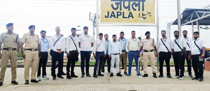 रेलवे जांच टीम की तस्वीर रेलवे जांच टीम की तस्वीर