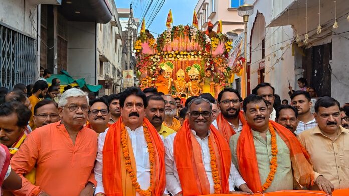 राज्य मंत्री गिरीश चंद्र यादव रथ यात्रा में रथ खींचते हुए